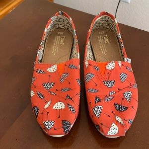 Red umbrella print Toms. Size 8.5. Great condition